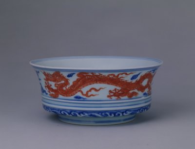 图片[1]-Blue and white alum red color sea water dragon shaped bowl-China Archive